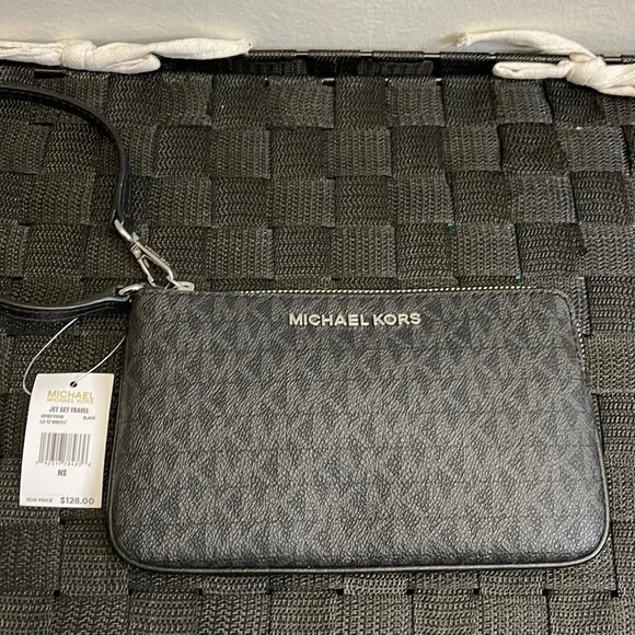 Michael Kors Wristlet - Picture 1 of 3